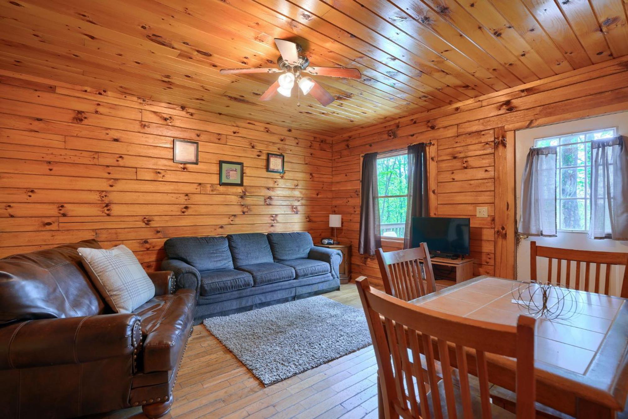 Blue Rose Cabins - Pine Ridge Cabin Лоуган Екстериор снимка