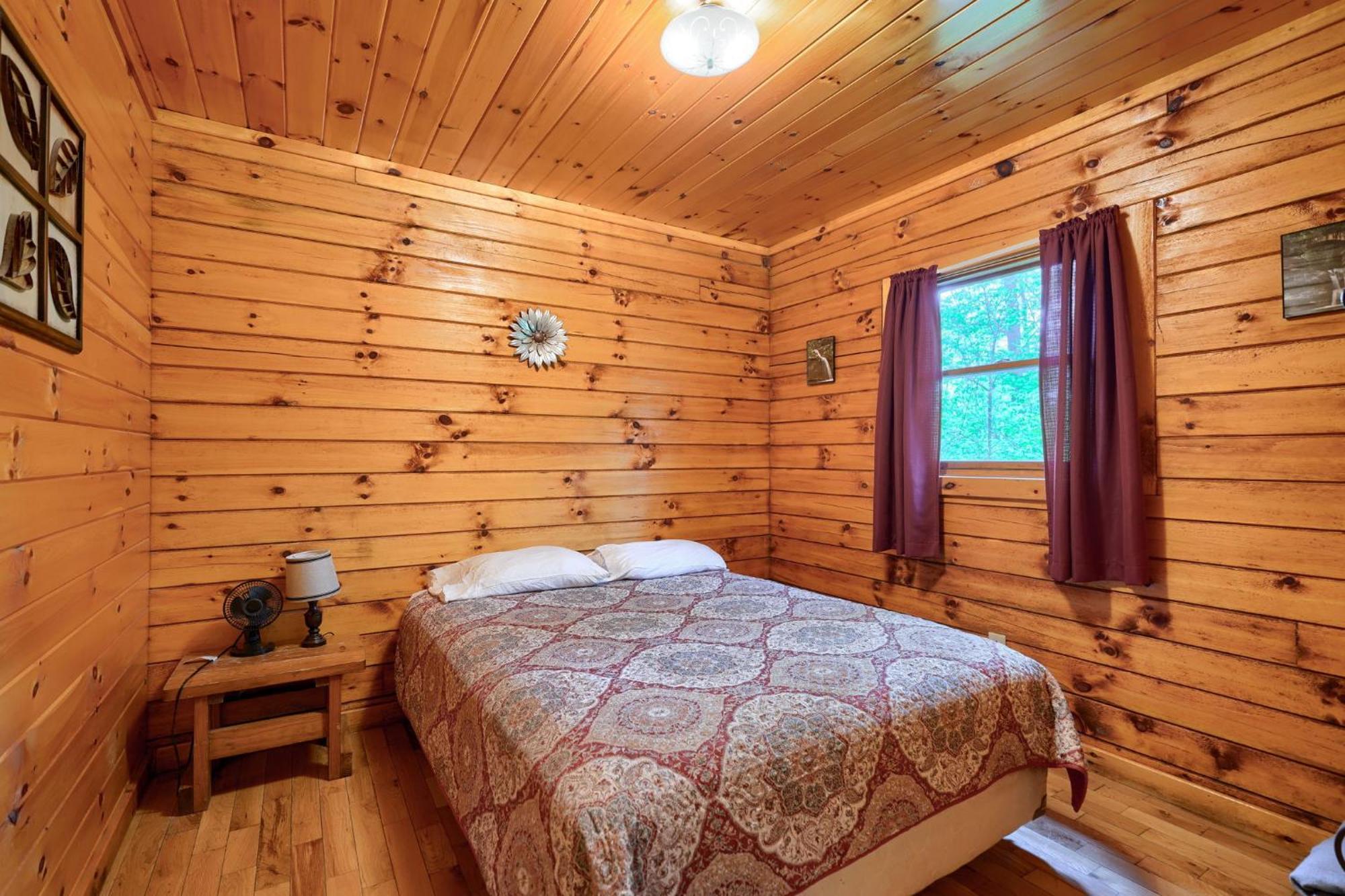 Blue Rose Cabins - Pine Ridge Cabin Лоуган Екстериор снимка